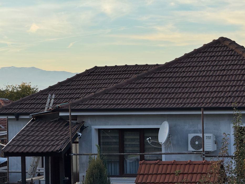 Боядисване на покриви, веранди фасади и всички видове вътрешни бои.