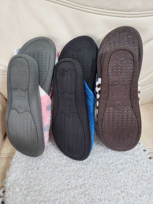 Нови три чифта чехли 36 номер за 20лв.