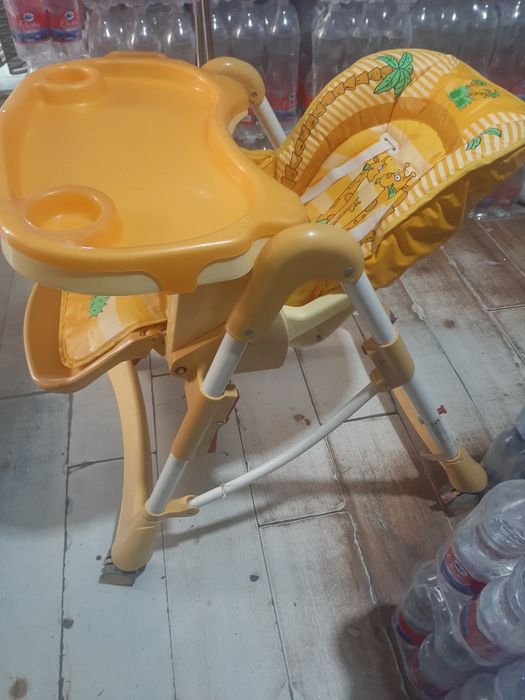 Сотилади стулчик  болалар овкатланиши учун гилдиракли кам ишлатилган