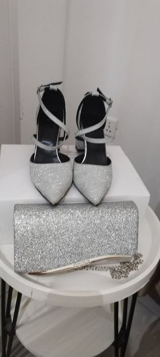 Дълга рокля от сатен, обувки и чанта