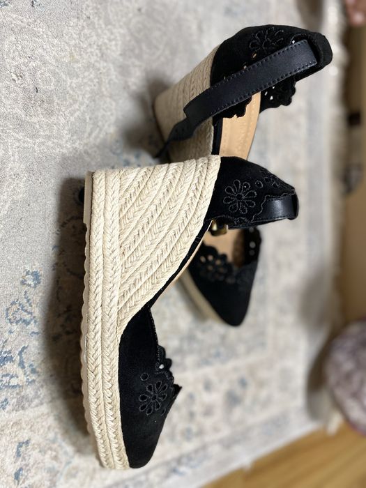 Продается босоножки