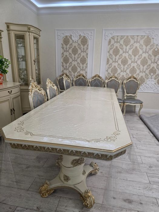 стол и стульями гостинная