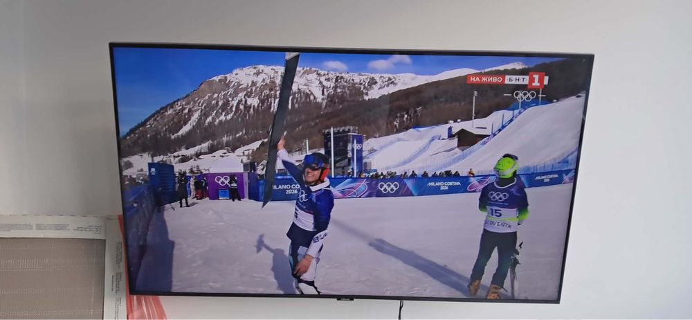 Samsung 50” 4K Smart TV + стойка за стена