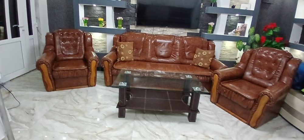 Canapea 1,fotoale 2 buc,1 masuta in stare buna