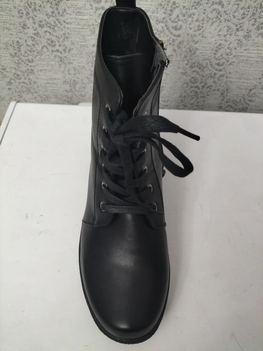 Продам женские ботинки