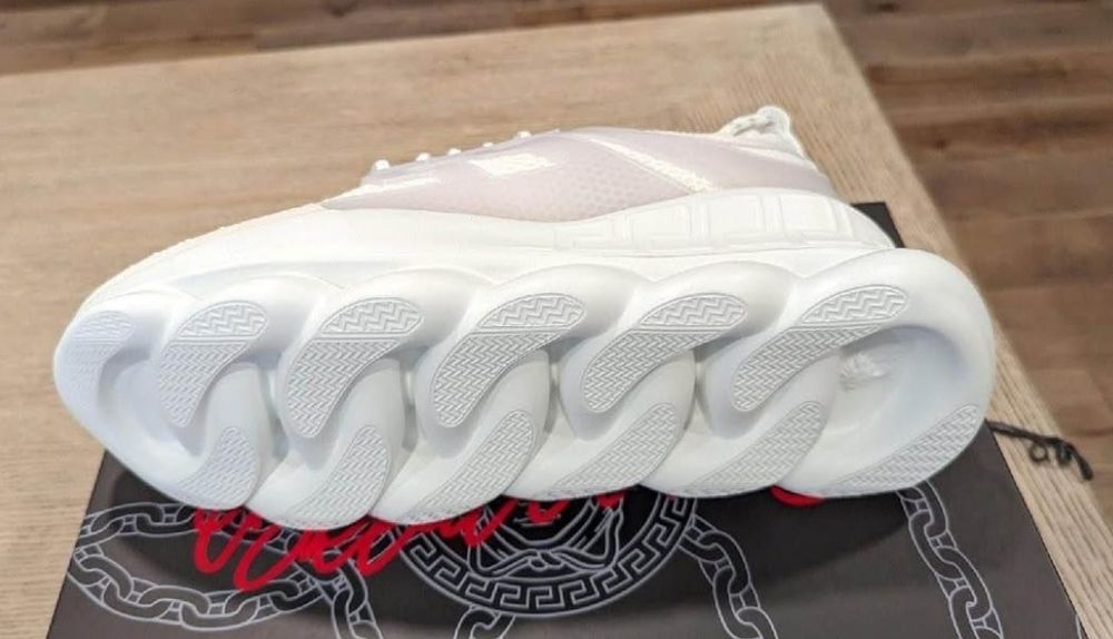Versace chain reaction