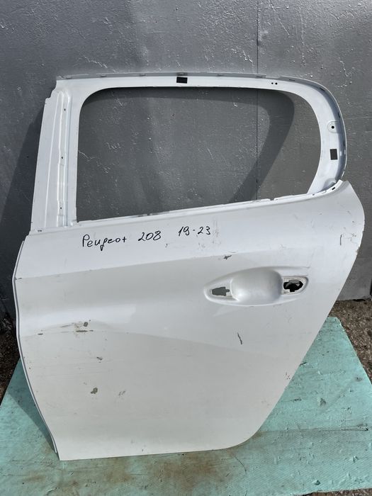 Задна лява врата за Peugeot 208 Пежо 208  2019-2023г