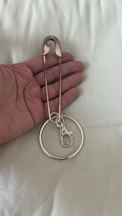 Декорация за чанта - безопасна игла