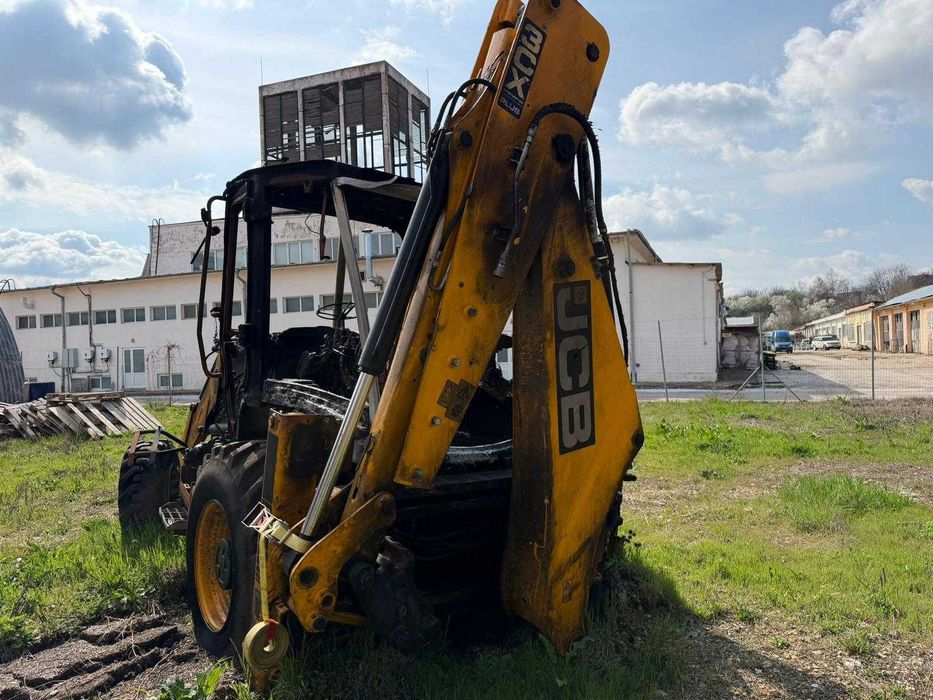 Продавам комбиниран багер JCB 3CX