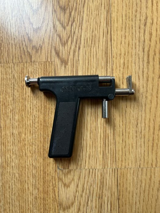 Пистолет за пробиване на уши MUGLU