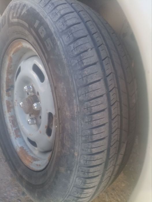 Moshina yaxshi xolatda 4 ta balon yangi. Karobka mostda ovoz yoq yuris