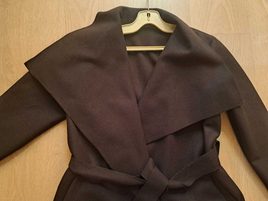 Черно палто прегърни ме