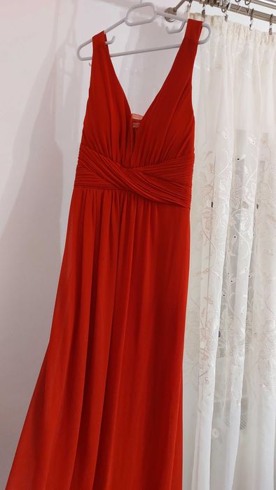 Vând rochie lungă roșie.