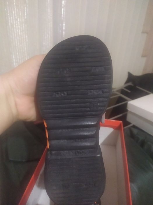 Продам детскую обувь