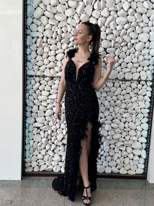 Рокля с пайети и пера