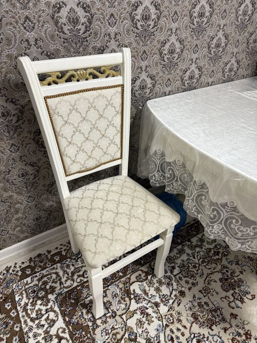 гостиный стол со стульями