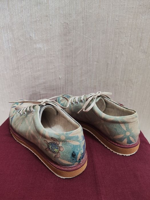 Бутикови обувки със син интересен мотив
