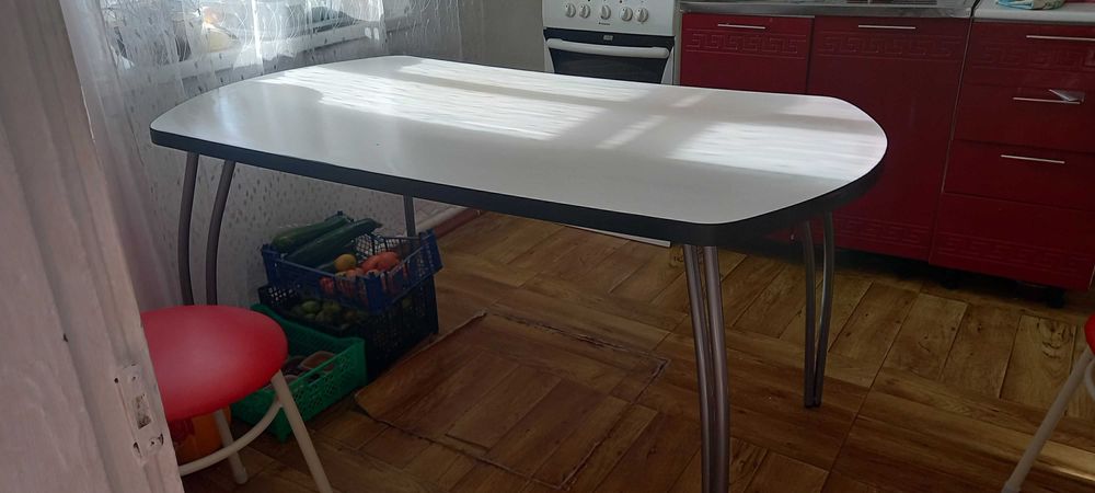 Продам стол кухонный