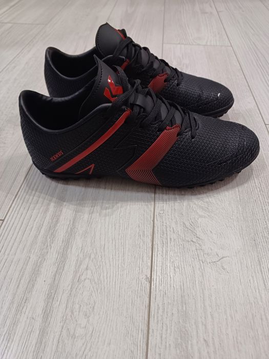 Vând ghete de fotbal Kensis, pentru gazon artificial, mărimea 39