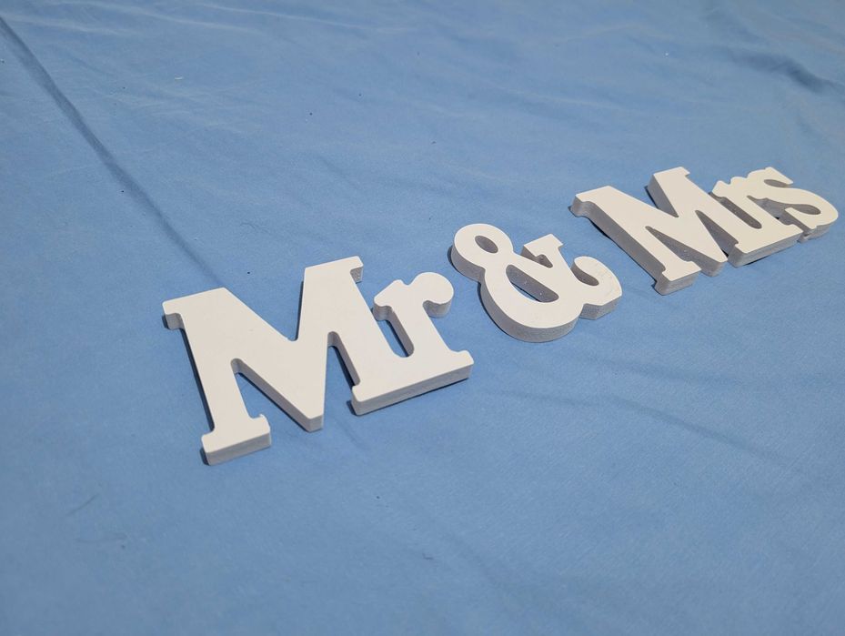 Дървен надпис Mr & Mrs за маса