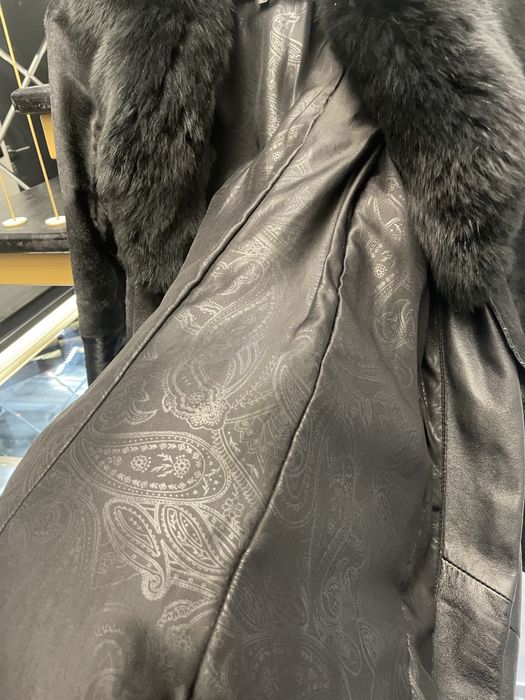 Черно палто от пони с лисица