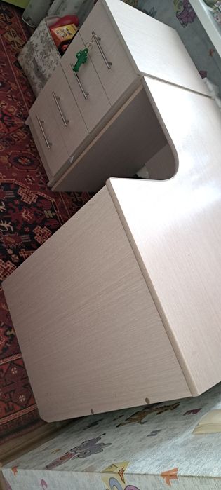 Продам письменный стол с тумбочкой