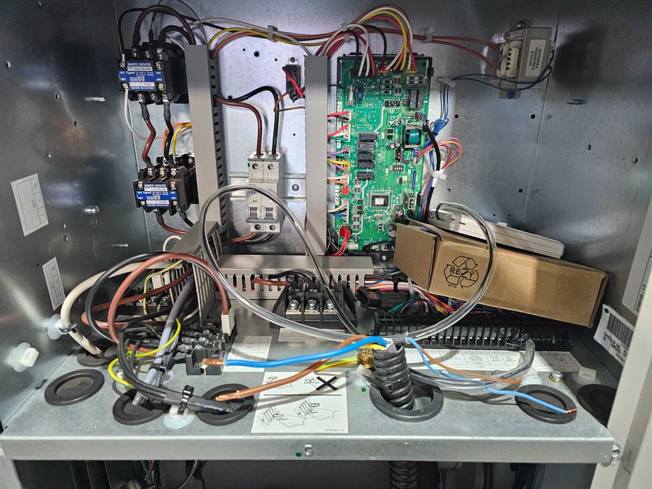 Термопомпа Daikin Altherma - 14 KW - моноблок - EDHQ014BB6V3