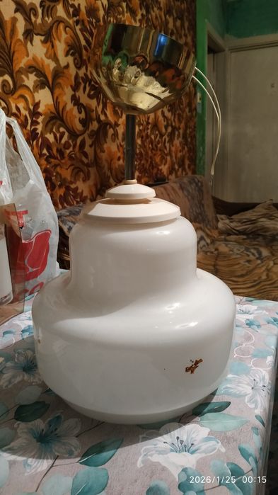 Продам люстру одна ламповая