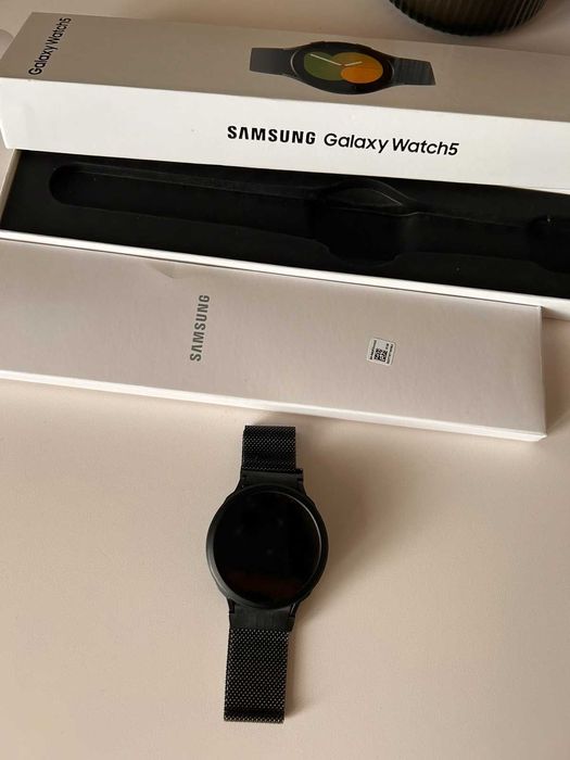 Samsung Galaxy Watch 5 – като нов, с метална магнитна каишка
