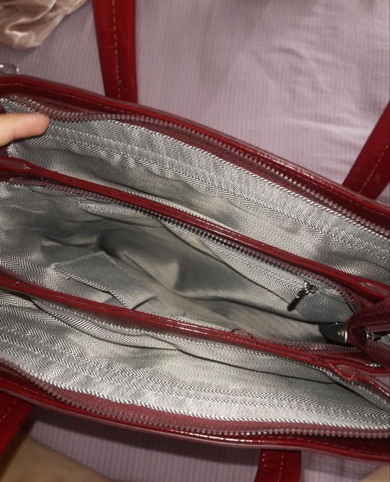 Бордовая сумка с ремешком.