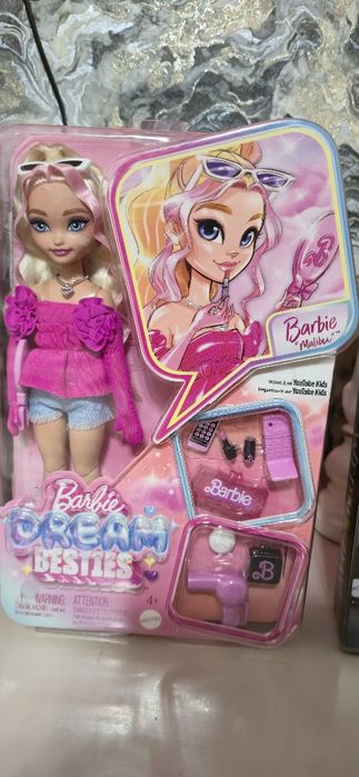 Barbie Dream Besties насърчават децата да споделят своите уникални таланти със света – точно както и Барби "Malibu"! Барби "Malibu" мечтае да създаде