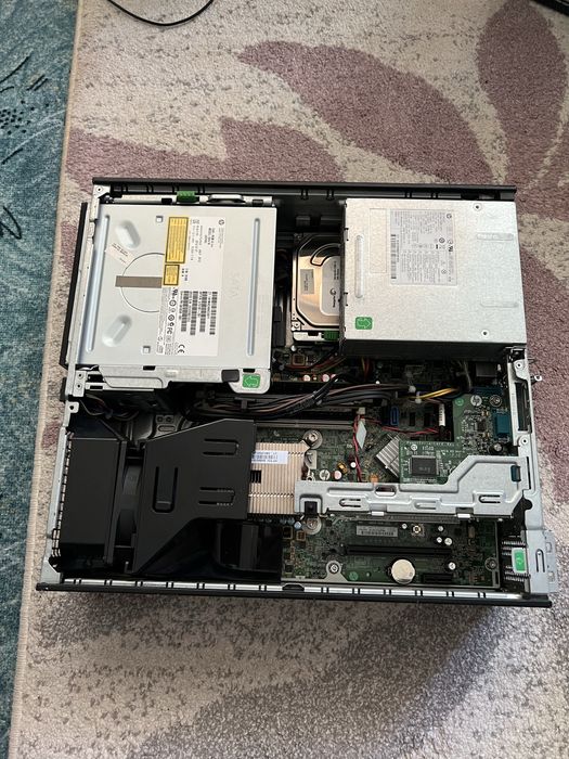 Компютър HP с клавиатура и мишка