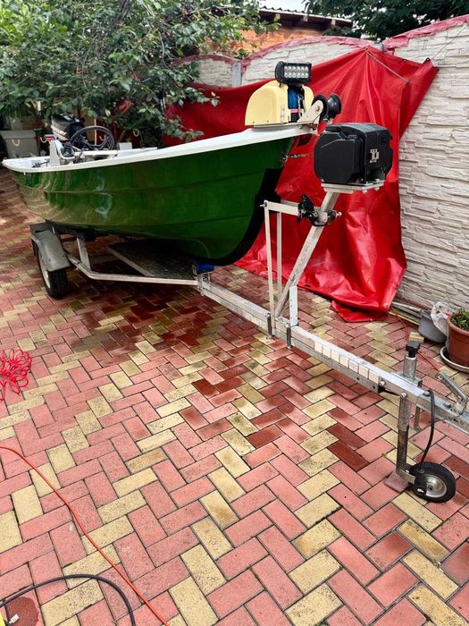 Vând ansamblu Barcă cu motor + peridoc