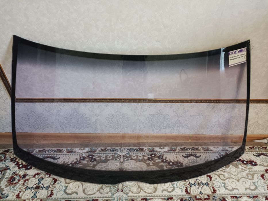 Продам лобовое стекло на мерседес