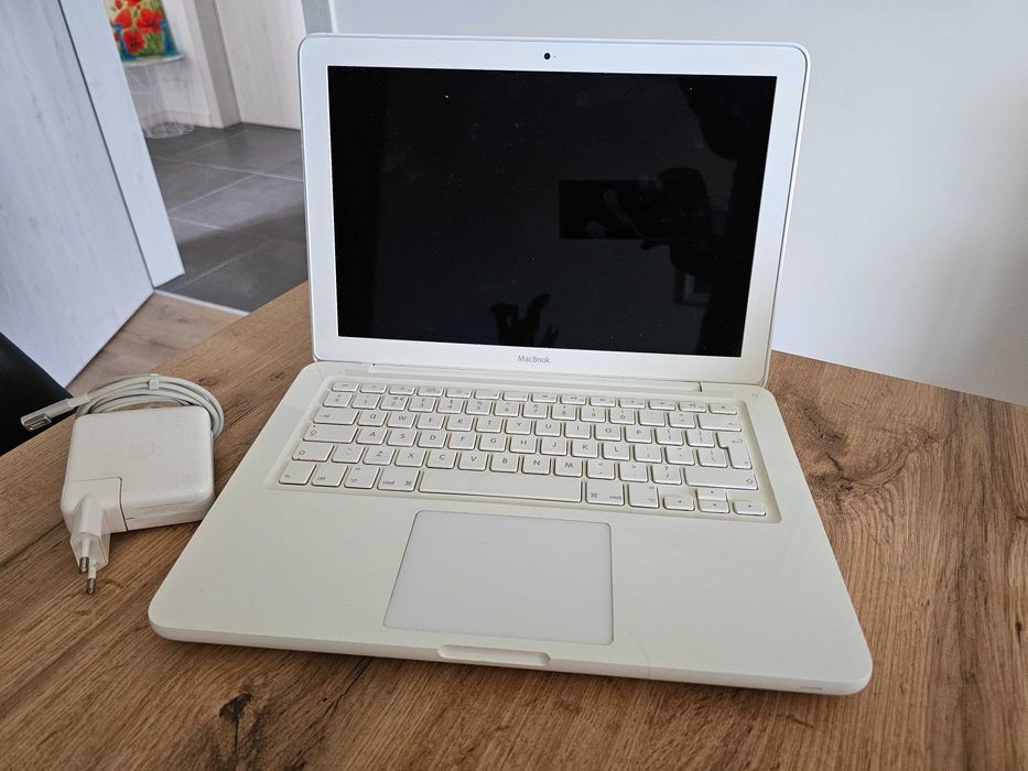 MacBook White Unibody 13" (Late 2009 / A1342) за части + оригинално зарядно MagSafe