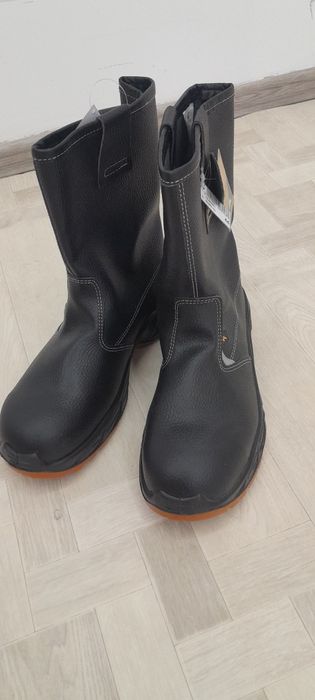 Продам спец обувь