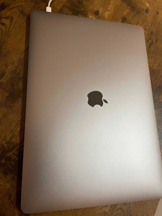 MacBook Pro 15″ (2018) — Intel Core i7, 16 GB RAM, 256 GB SSD