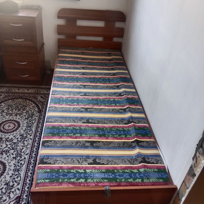 Продам стол, две кровати и тумбочки