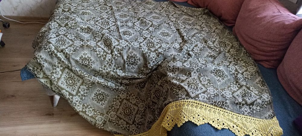 Китеници, шалте и пухена завивка