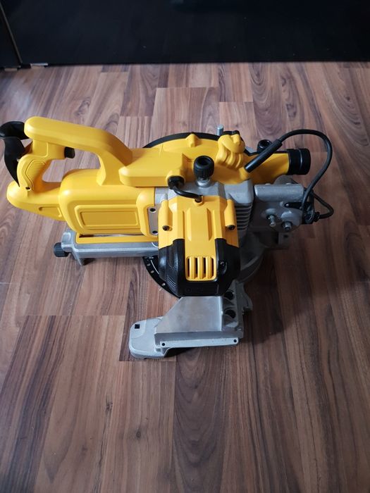Circular pentru taieri înclinate Dewalt DWS 774