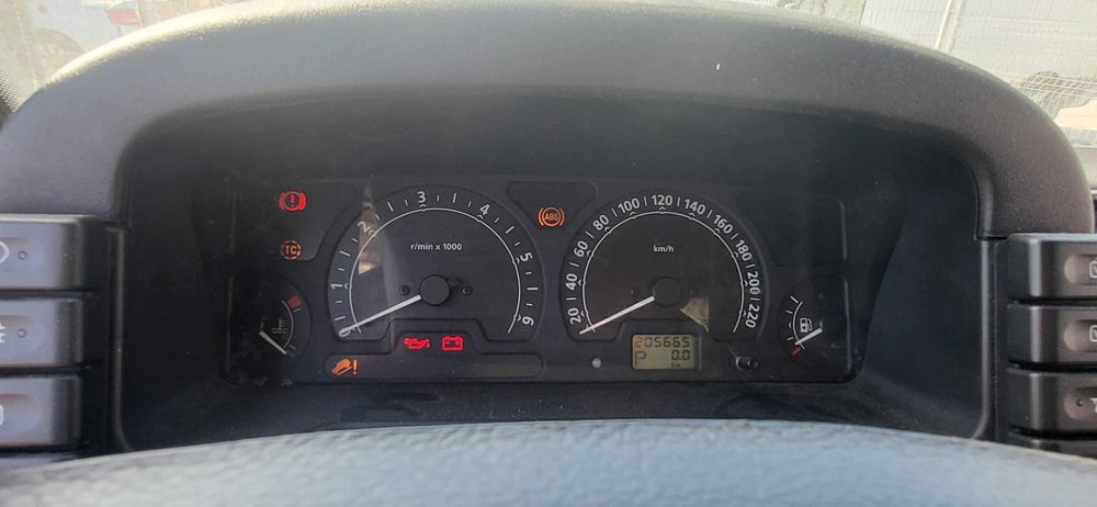 Vand Land Rover Discovery 2 td5 cu chiulasa defecta