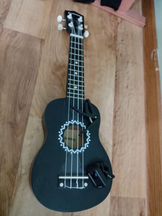 укулеле с кападастром и тюнером