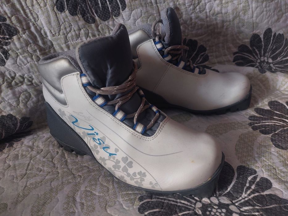 Продам лыжные ботинки