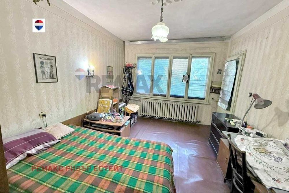 Къща с двор и гараж в кв. Родина 1