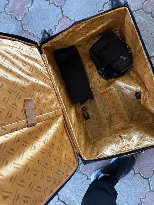 Чемодан крокодил в хорошем состоянии