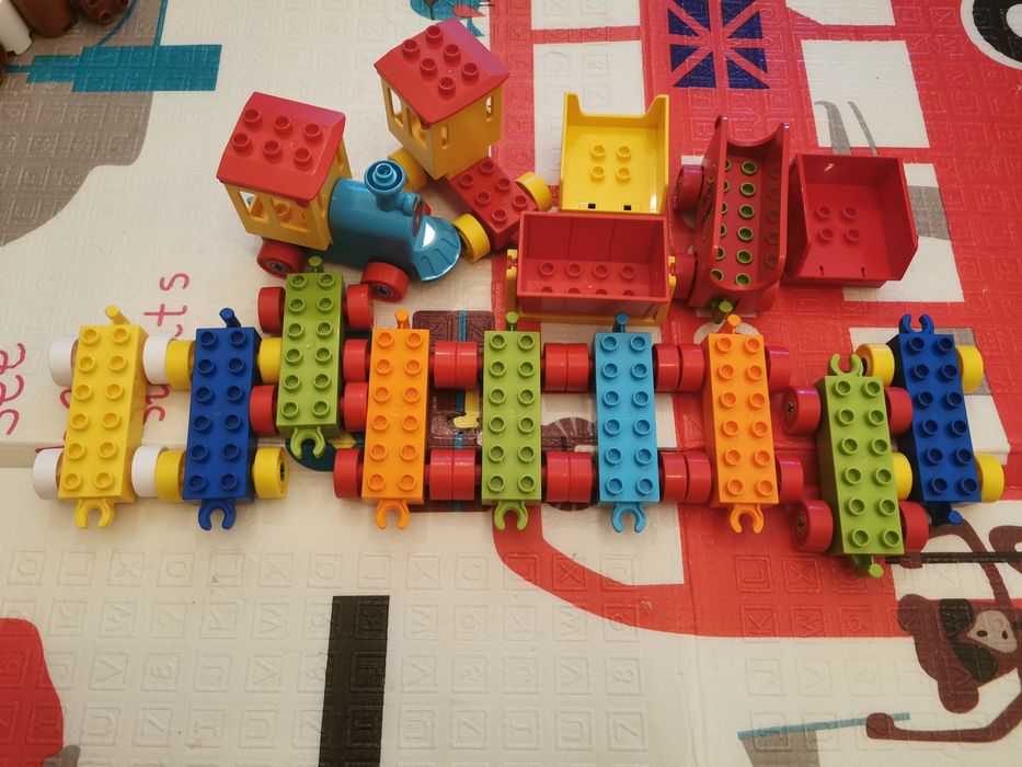 Lot lego duplo -- include masinute, multe figurine, animale, cuburi de diferite forme, placi mai mari si mai mici