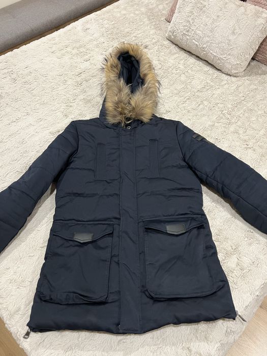 Мъжко яке с качулка и пух в син цвят.