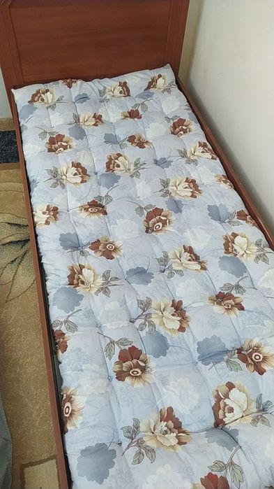 Кровать односпальная с двумя ватными матрасами