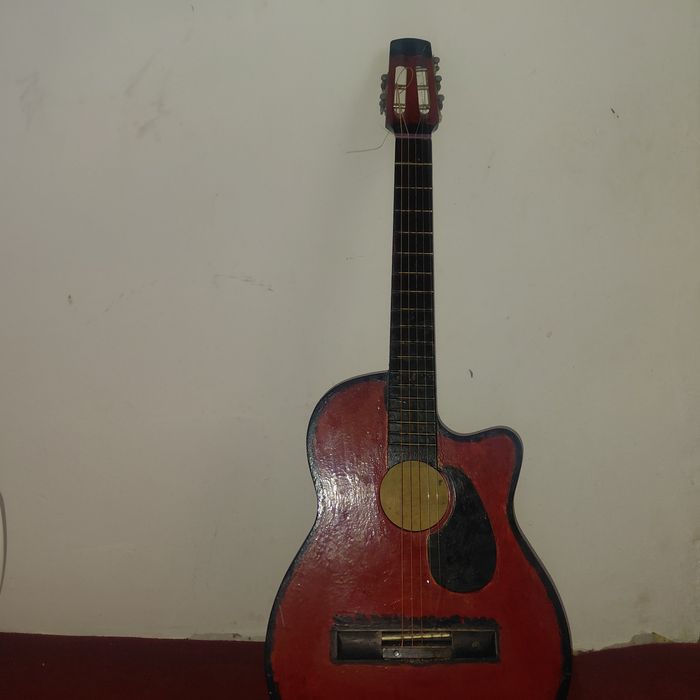 Gitara satiladi ortasha , qollanilg'an