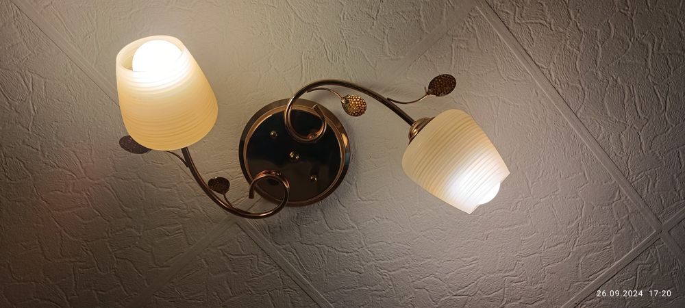 Продам люстру цвет золото